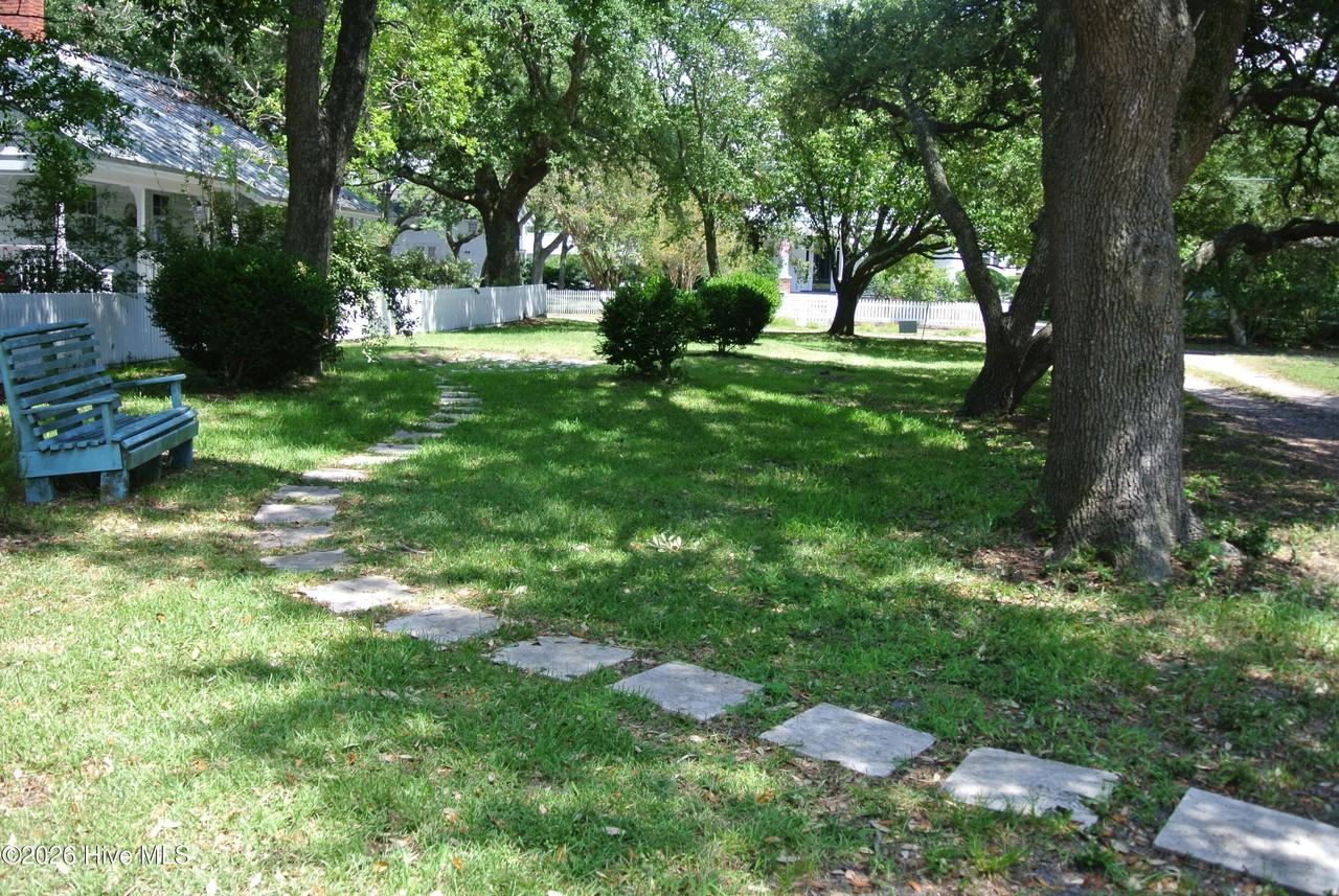 111 Live Oak St - Photo 2 of 4