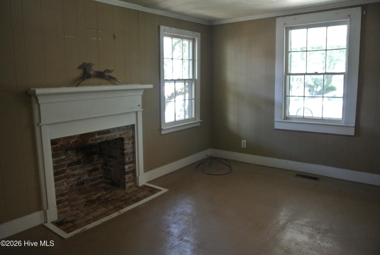 111 Live Oak St - Photo 3 of 4