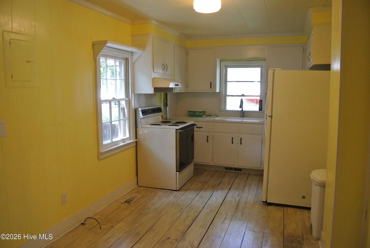 111 Live Oak St - Photo 4 of 4