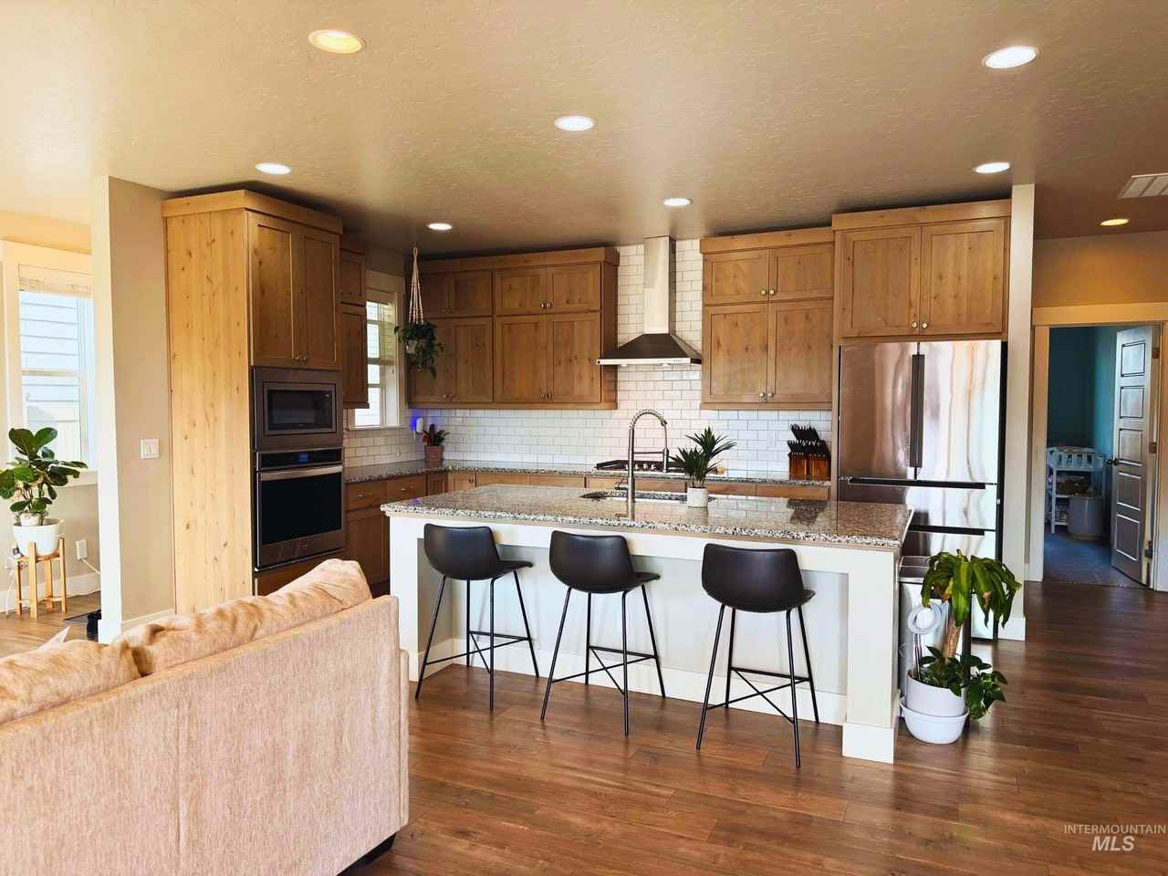 1343 E Fort Erie St - Photo 7 of 12