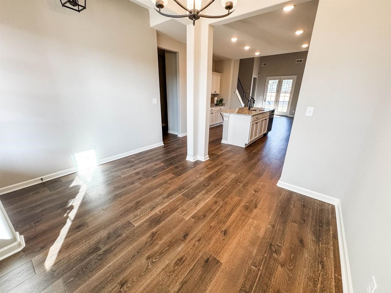 400 Maple St - Photo 4 of 14