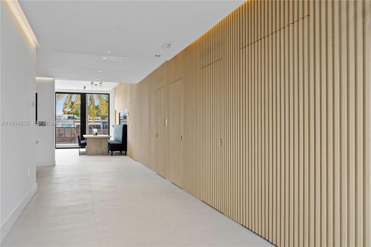 1661 Daytonia Rd - Photo 3 of 30