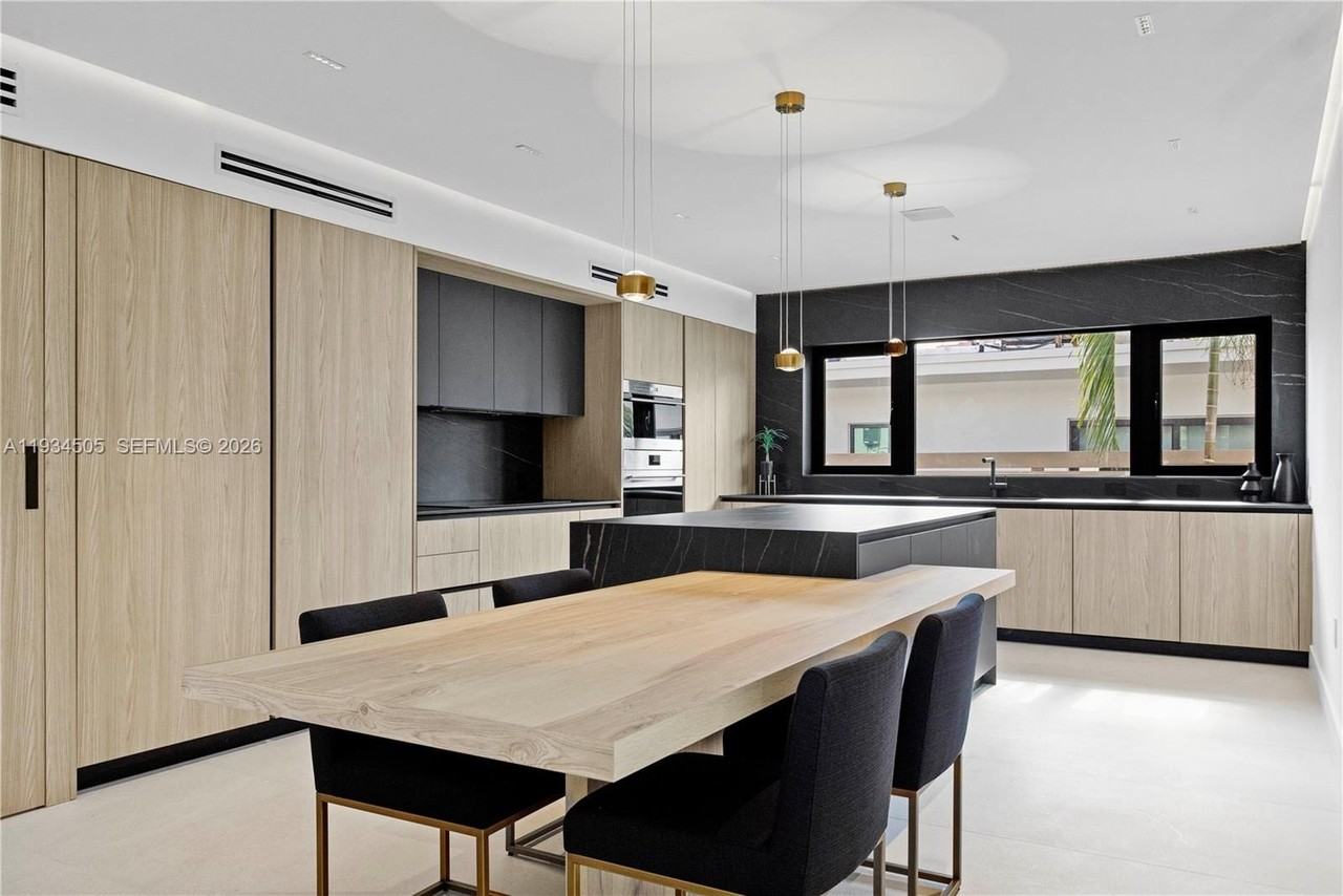 1661 Daytonia Rd - Photo 4 of 30