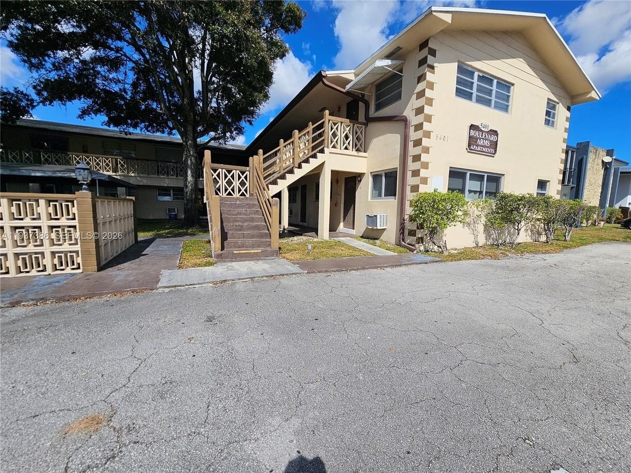 5401 Hollywood Blvd #6 - Photo 2 of 24