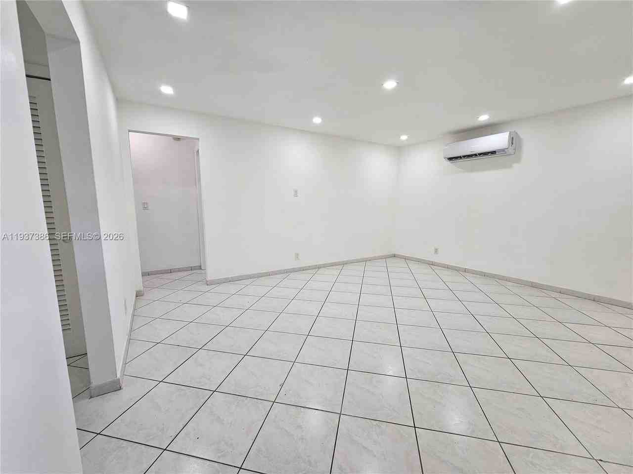 5401 Hollywood Blvd #6 - Photo 3 of 24