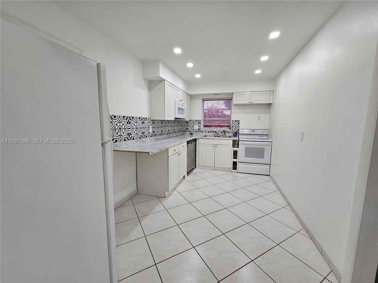 5401 Hollywood Blvd #6 - Photo 6 of 24