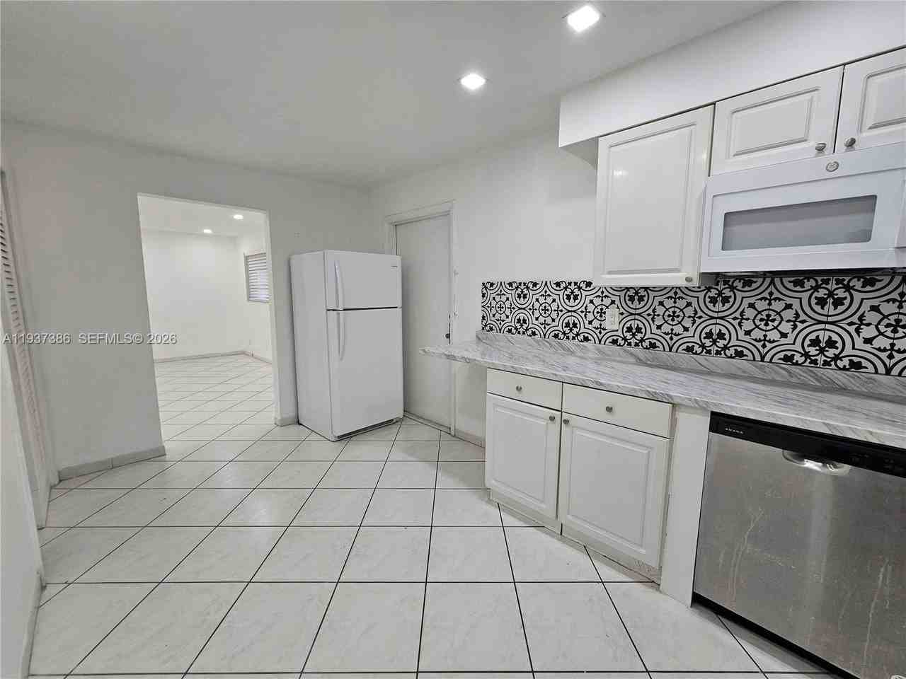 5401 Hollywood Blvd #6 - Photo 7 of 24