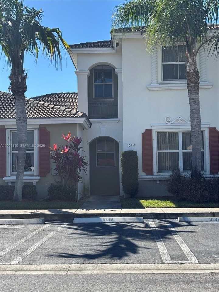 1044 Ne 42nd Ter - Photo 2 of 16