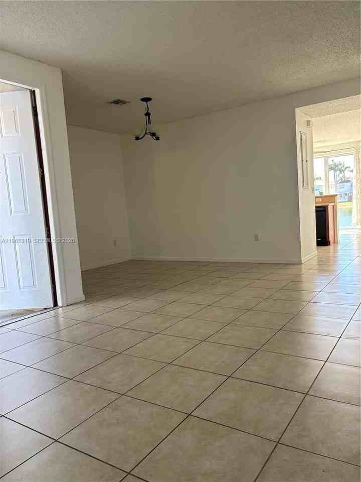 1044 Ne 42nd Ter - Photo 3 of 16