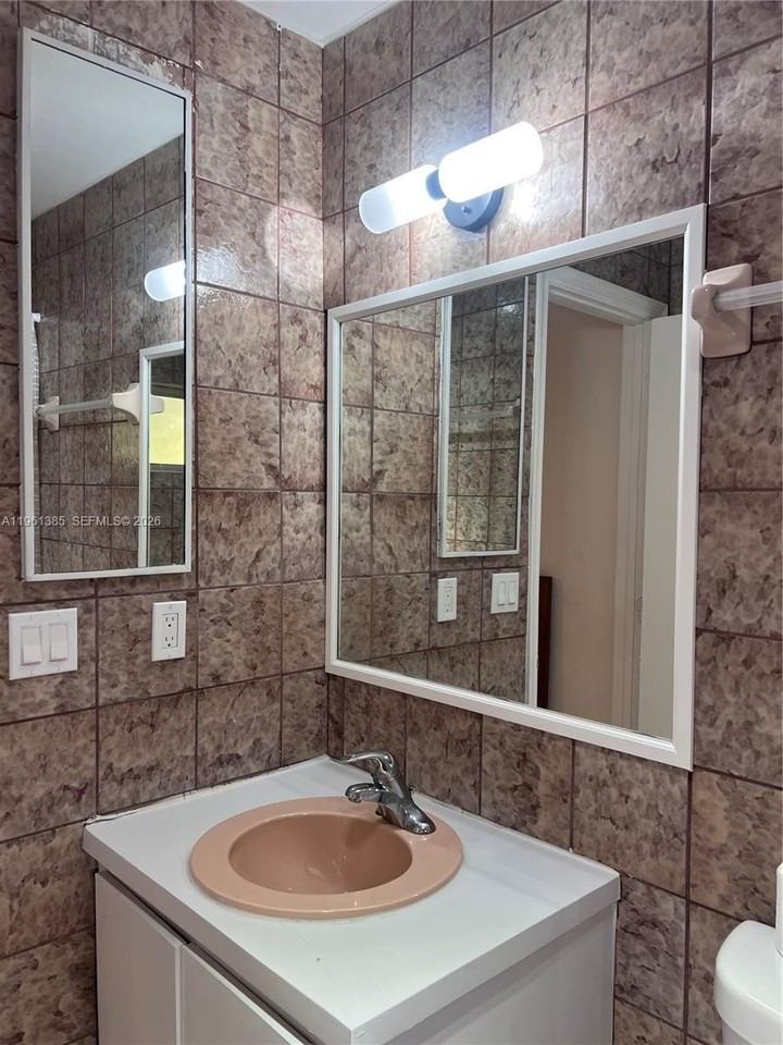 305 Se 12th Ave #2B - Photo 7 of 9