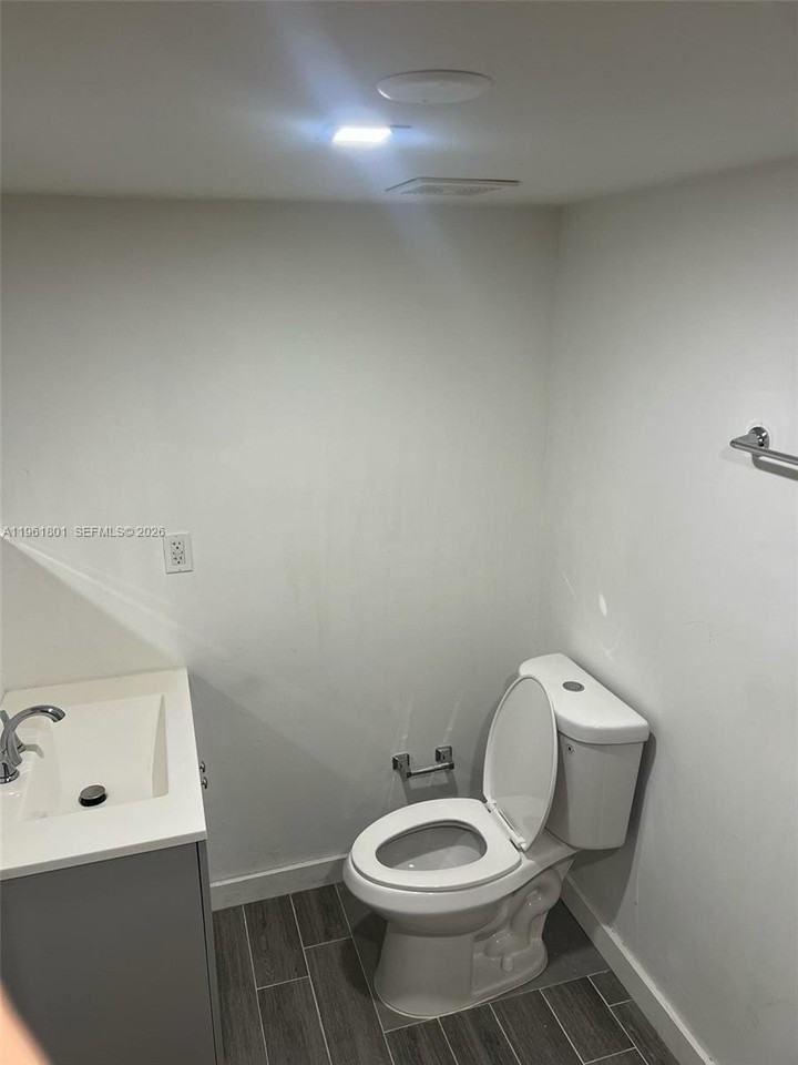 252 E 36th St #A - Photo 4 of 4