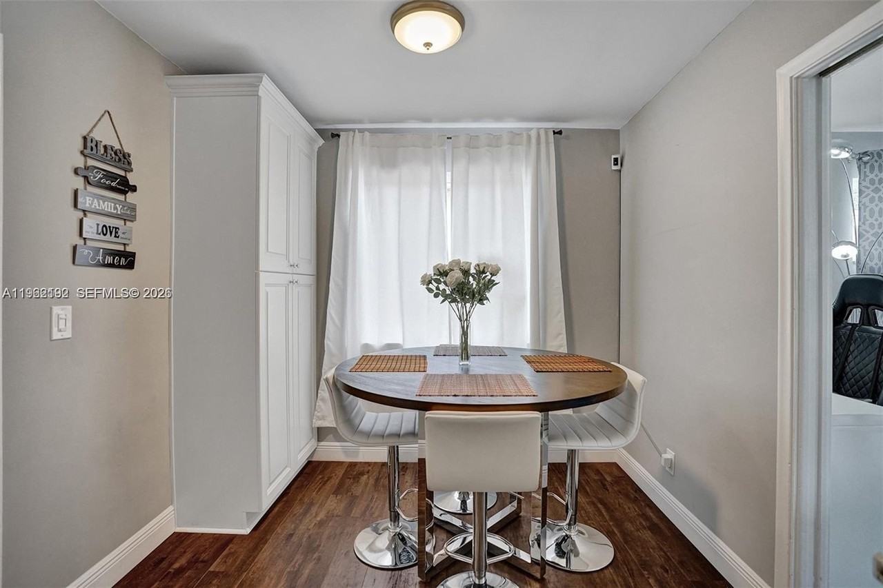 2101 N 52nd Ave #2101 - Photo 4 of 21