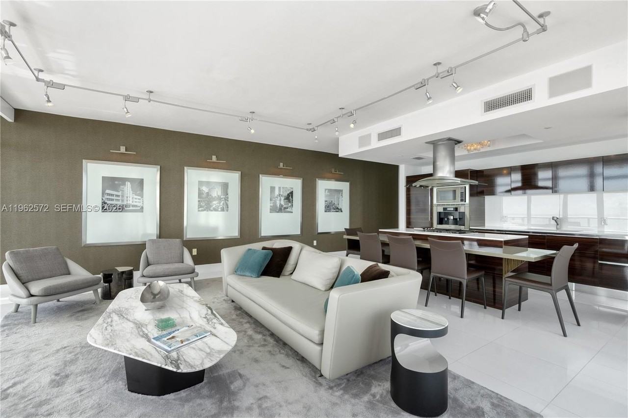 3737 Collins Ave - Photo 5 of 20