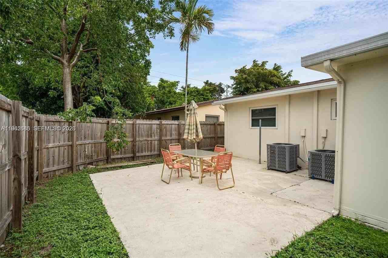 107 Se 5th St #N - Photo 3 of 31