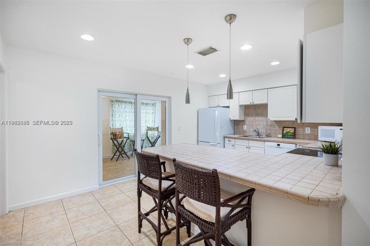 107 Se 5th St #N - Photo 7 of 31