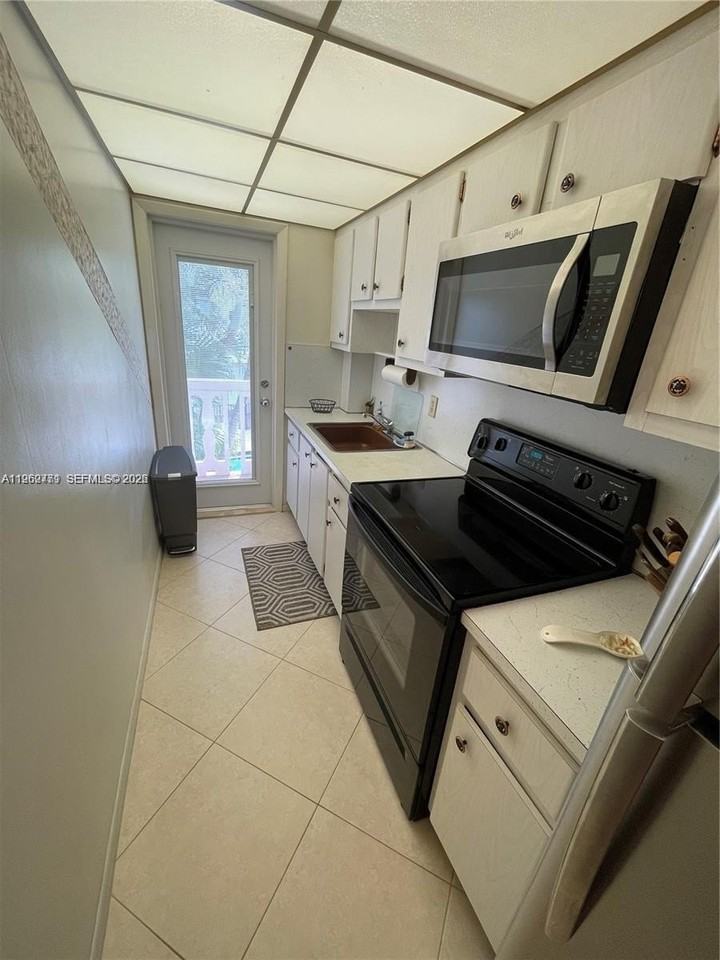 2110 Ne 39th St #4B - Photo 3 of 10