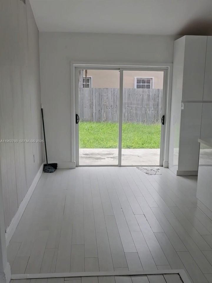 17230 Sw 93rd Ave - Photo 2 of 15