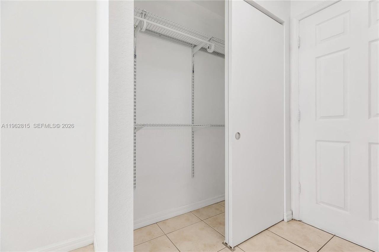 520 Sw 5th St #203 - Photo 5 of 31