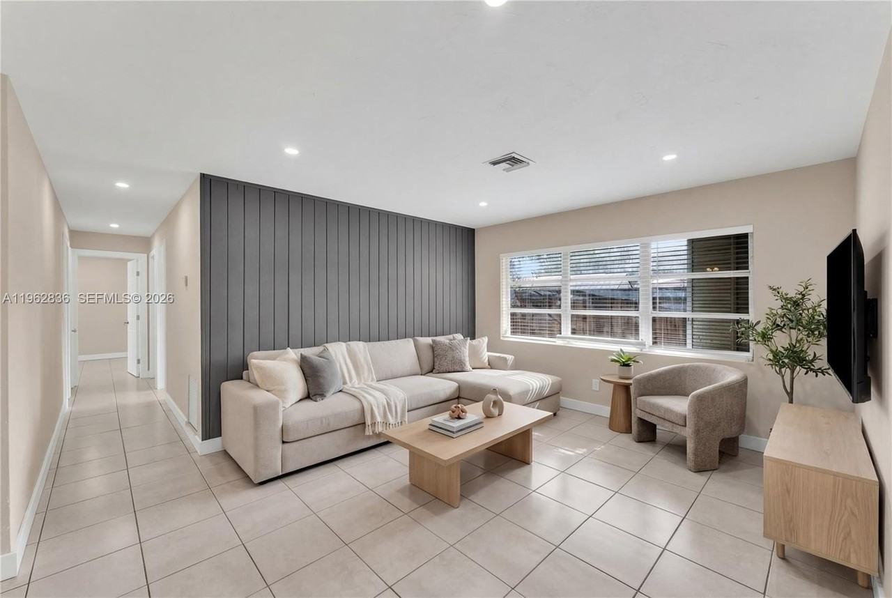 1709 N 59th Ter - Photo 6 of 27