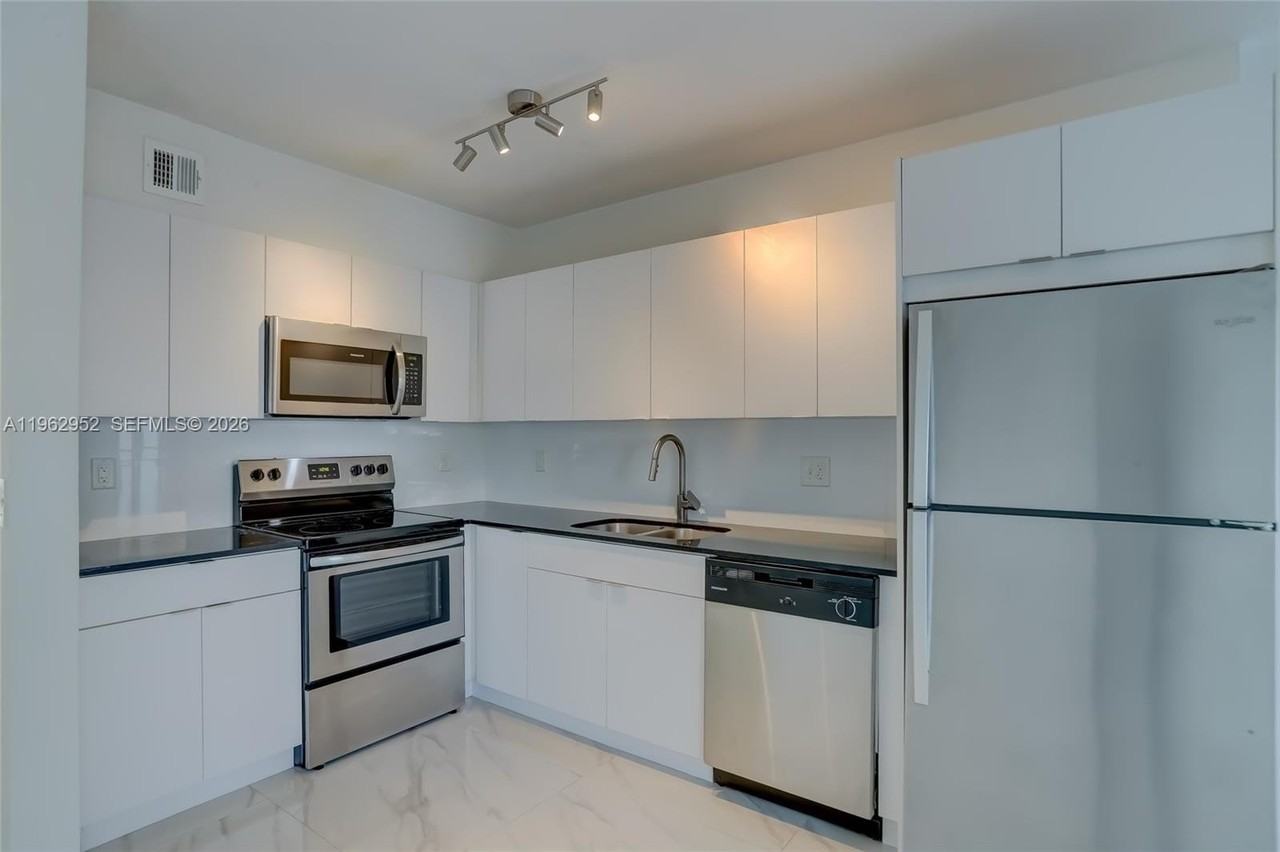 2140 Ne 56th St #2 - Photo 2 of 26