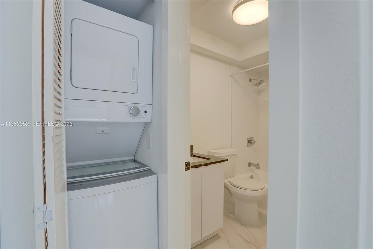 2140 Ne 56th St #2 - Photo 4 of 26