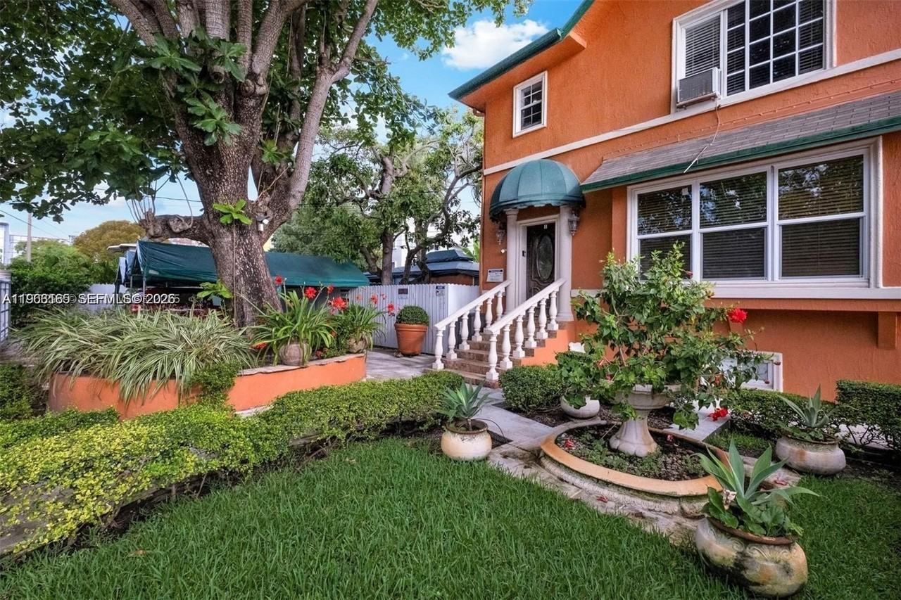 1033 Nw 6th St - Photo 2 of 12