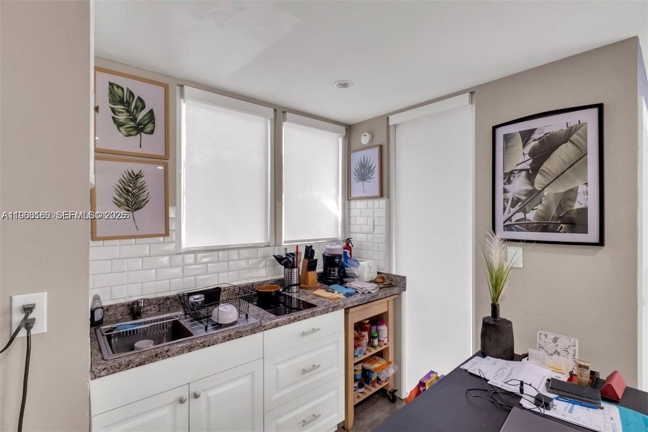 1033 Nw 6th St - Photo 4 of 12