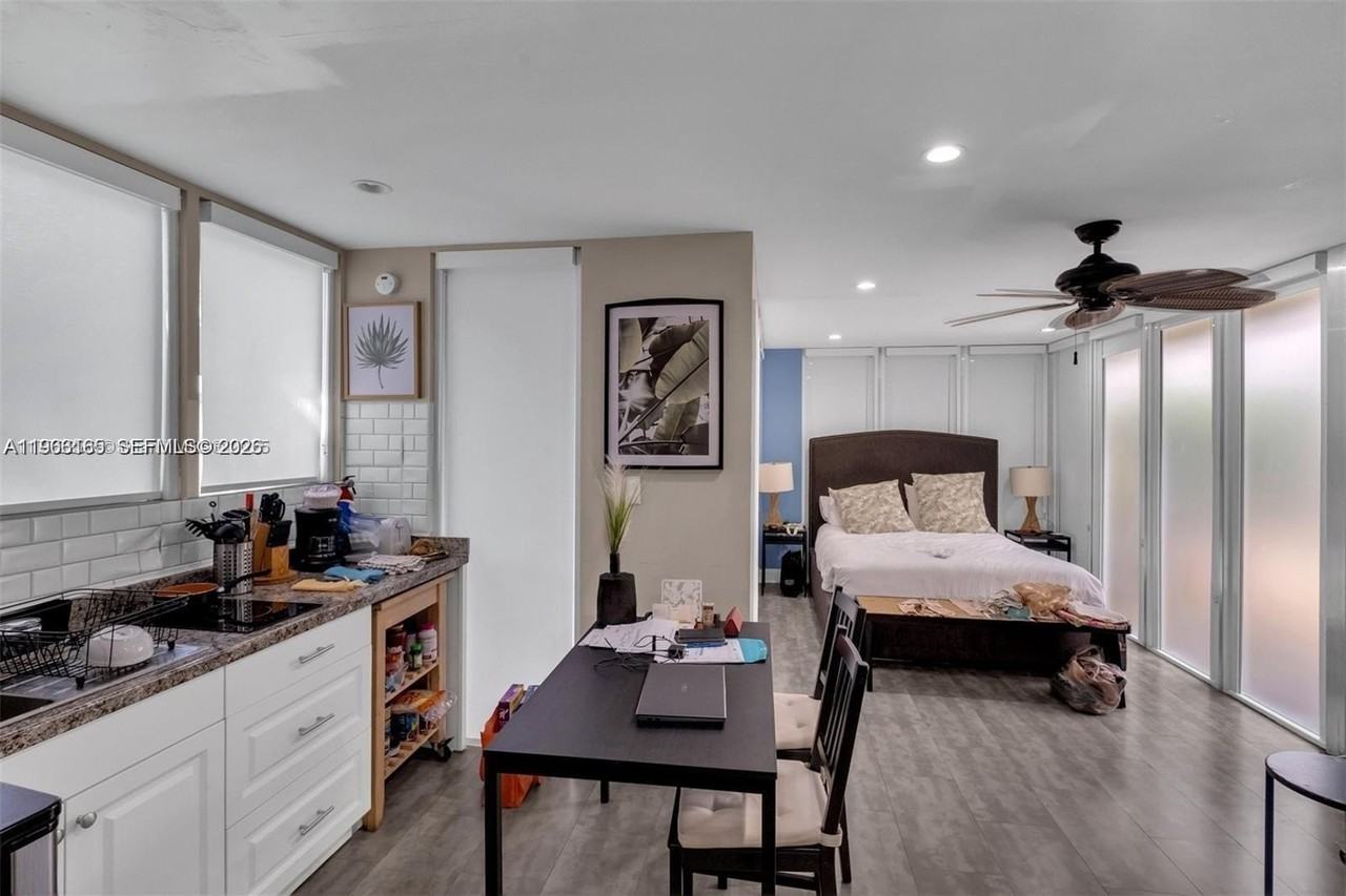 1033 Nw 6th St - Photo 5 of 12