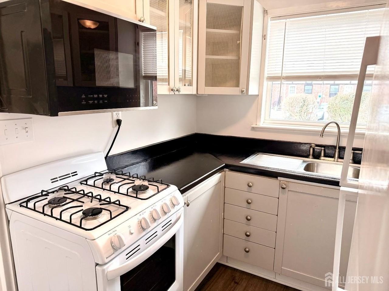 139 Newman St #213D - Photo 7 of 15