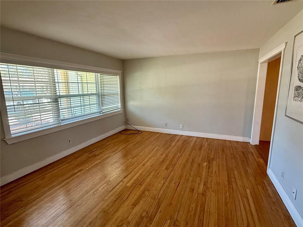 4313 S Hubert Ave - Photo 3 of 16