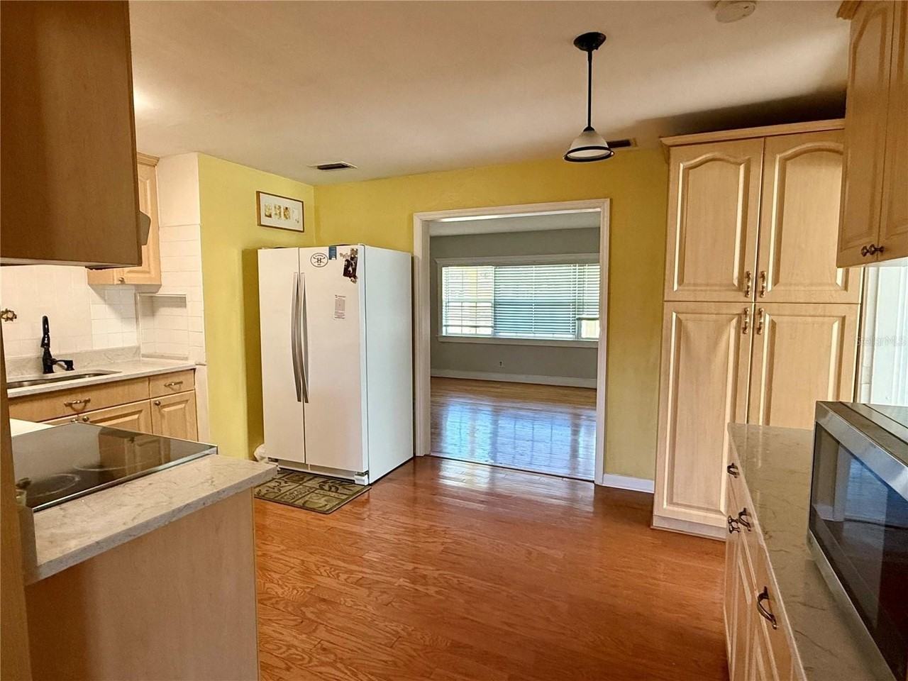 4313 S Hubert Ave - Photo 5 of 16