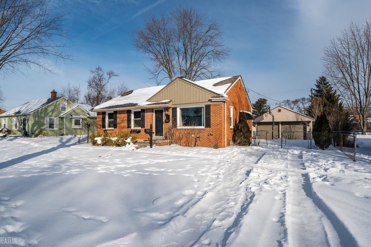 7527 Saint John St - Photo 2 of 22