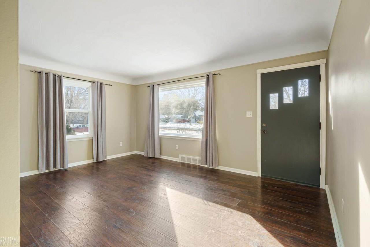 7527 Saint John St - Photo 4 of 22