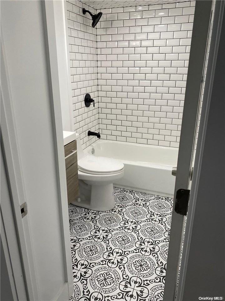 122 E Fulton Street unit: Lower - Photo 3 of 14