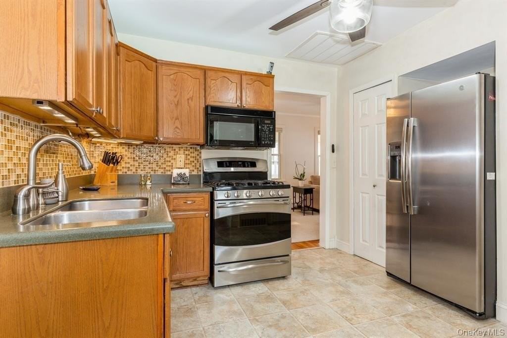 109 Roosevelt Ave - Photo 7 of 27