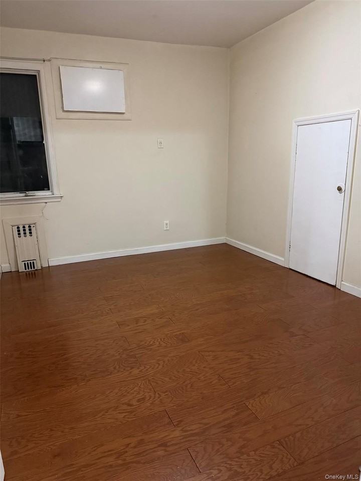 7019 164th St - Photo 3 of 6