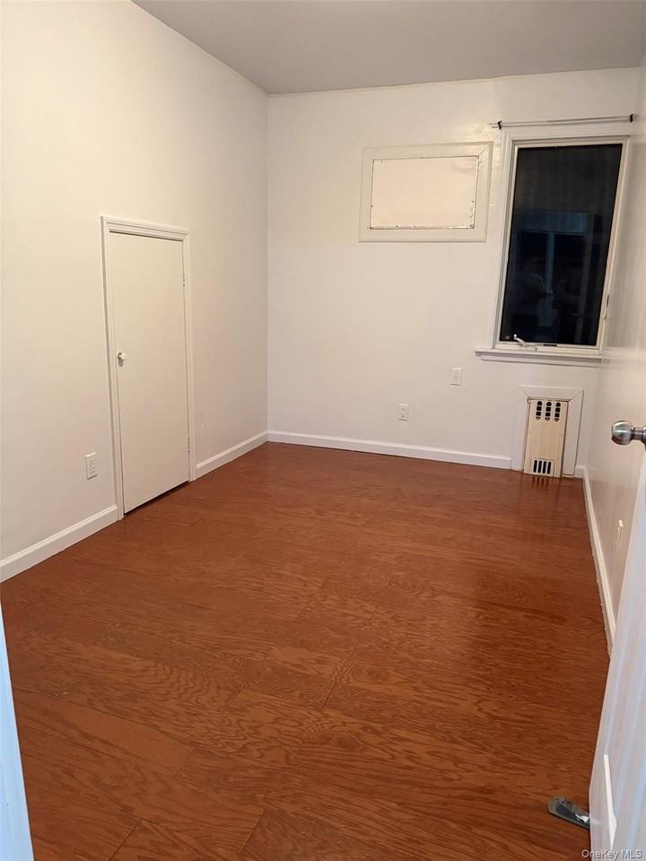 7019 164th St - Photo 4 of 6