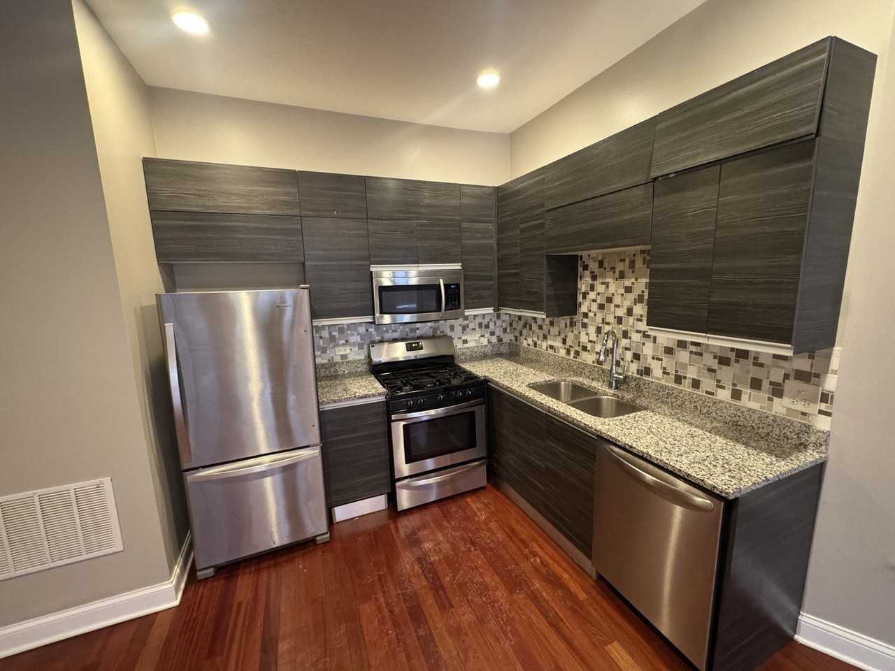 4518 S Indiana Ave Apt 2 #2 - Photo 5 of 15