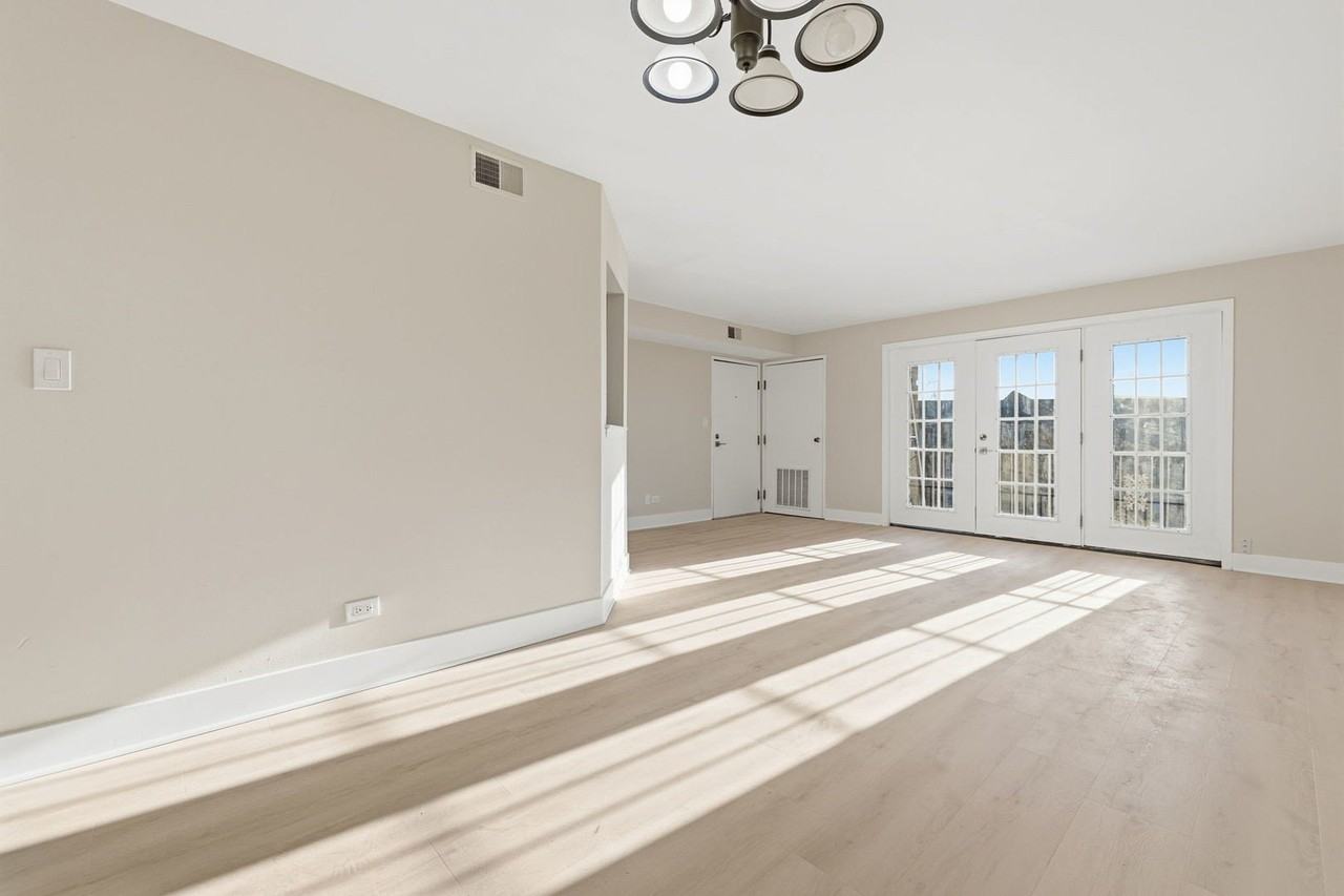 4180 Williamsburg Ct Apt 301 #301 - Photo 4 of 20