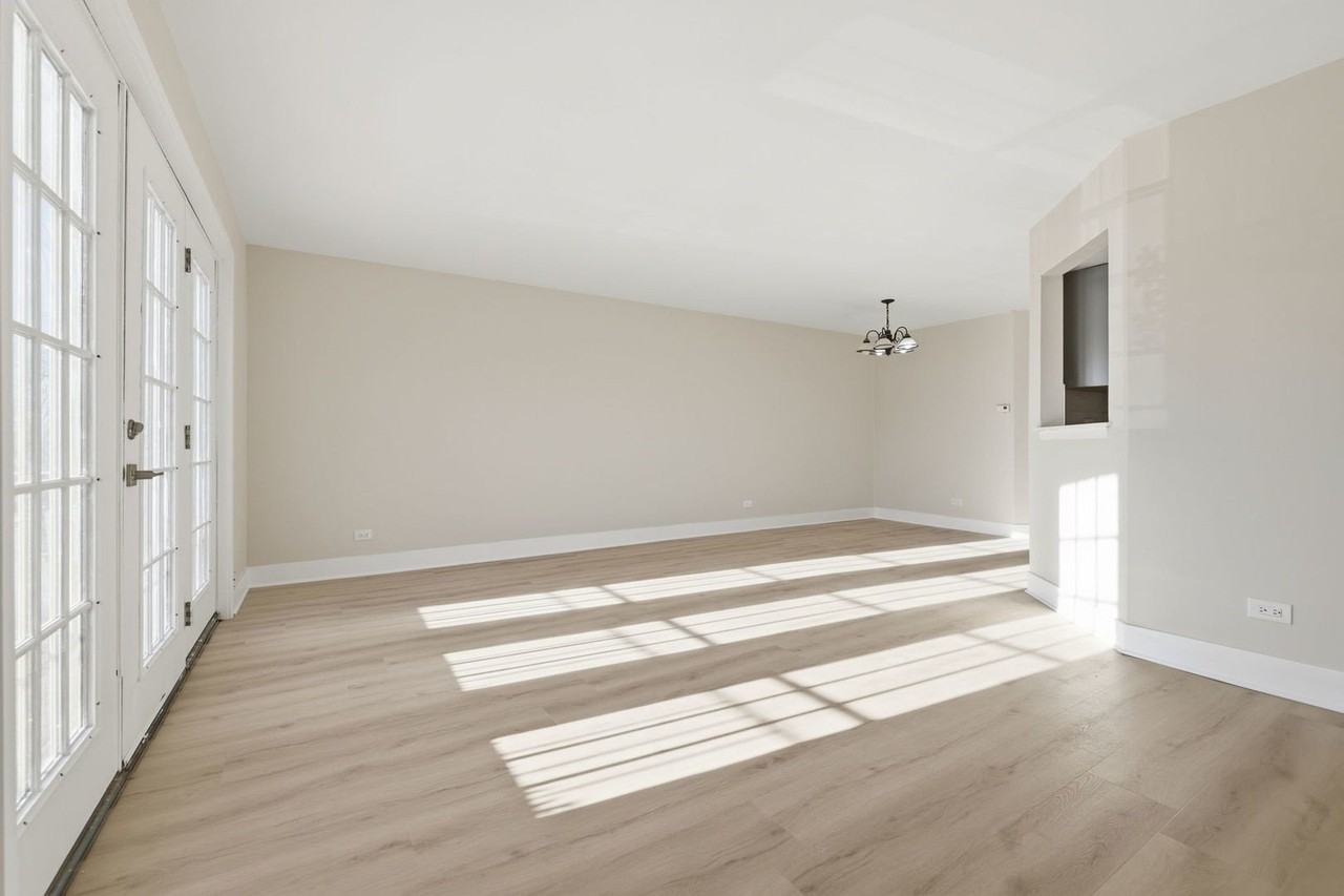 4180 Williamsburg Ct Apt 301 #301 - Photo 5 of 20