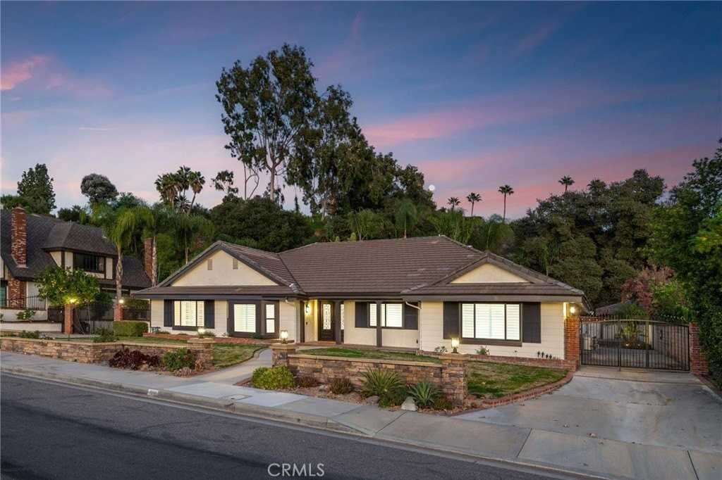 514 N Valley Center Ave - Photo 6 of 50