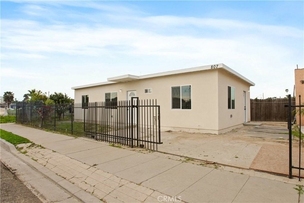 805 N N Kemp Avenue - Photo 2 of 17