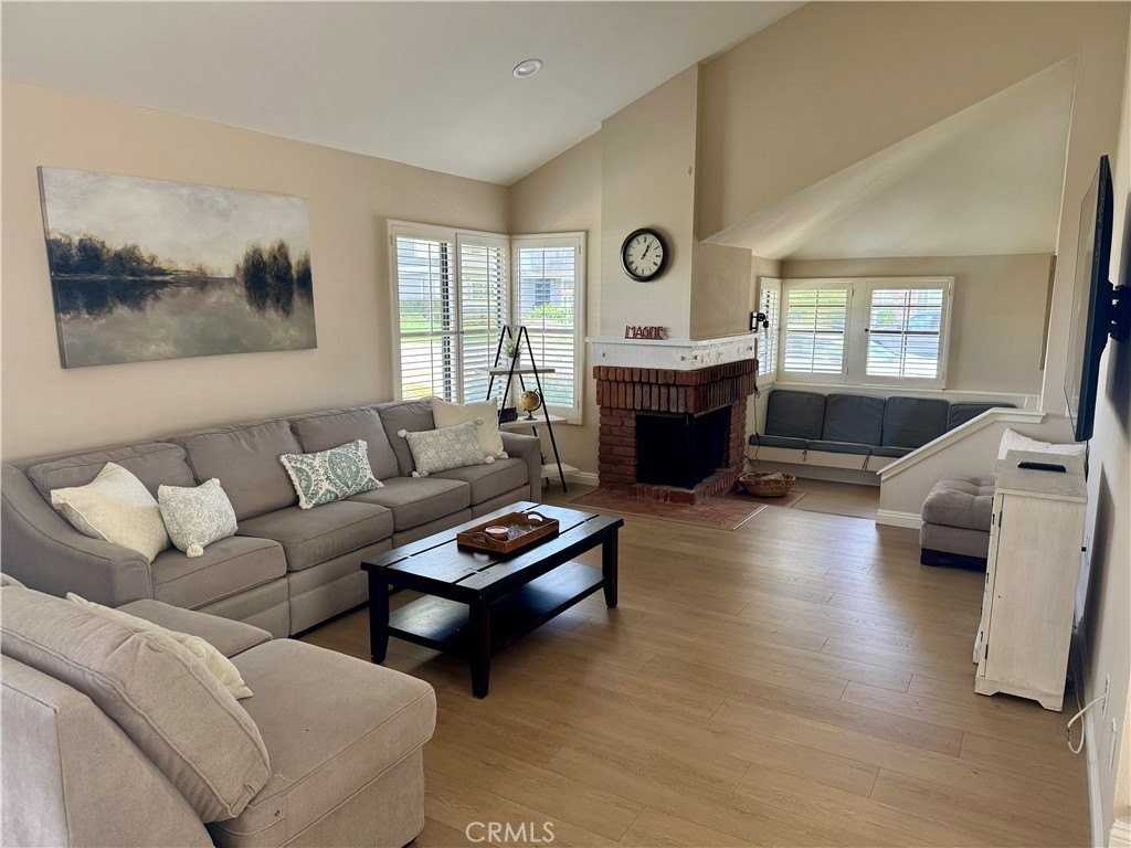 17 Fallbrook - Photo 3 of 31