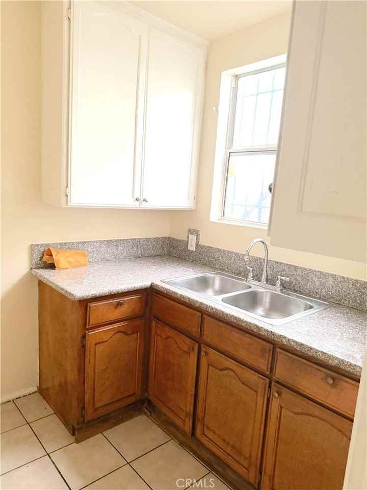 1925 W 35th St - Photo 7 of 11