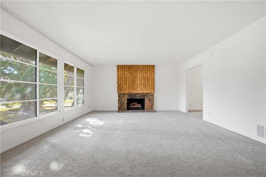 10919 Bismarck Ave - Photo 3 of 37