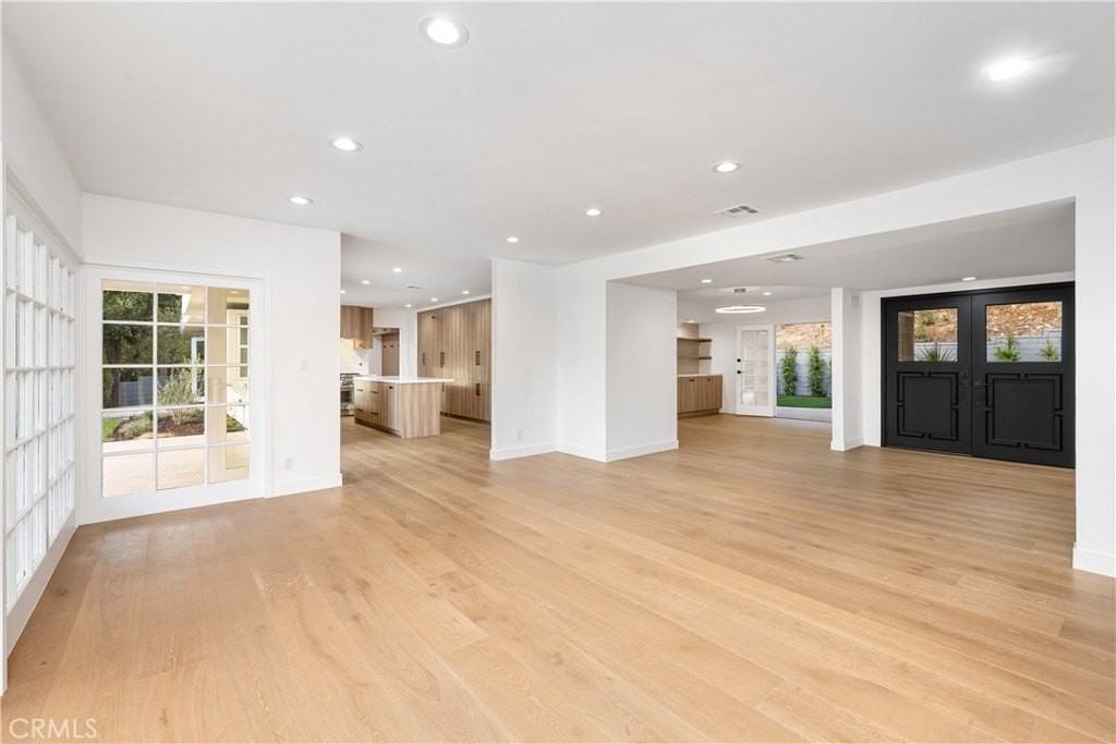 4620 Encino Ave - Photo 5 of 31