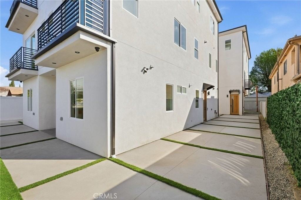 6556 Balboa Blvd - Photo 2 of 16