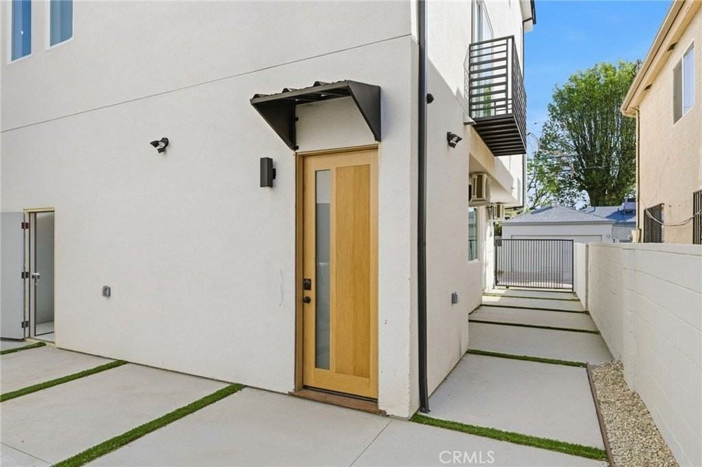 6556 Balboa Blvd - Photo 3 of 16