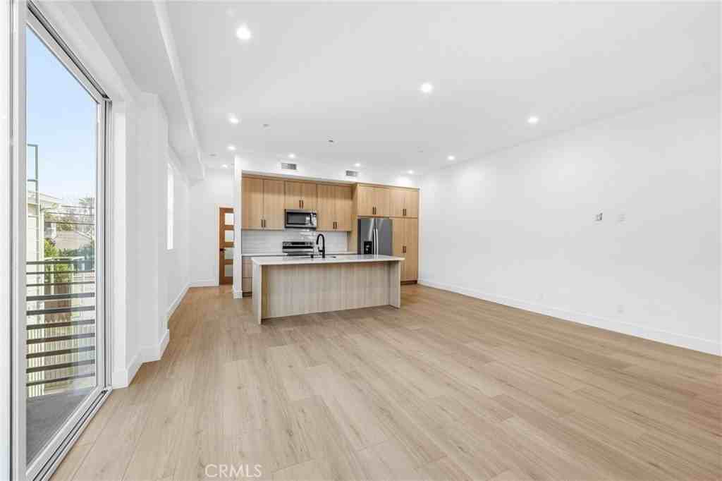 6556 Balboa Blvd - Photo 5 of 16