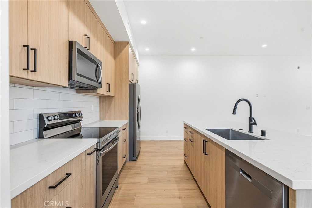 6556 Balboa Blvd - Photo 6 of 16